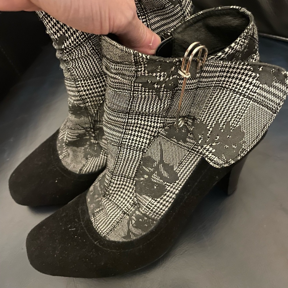 2 Lips Too Ankle Bootie Size 8